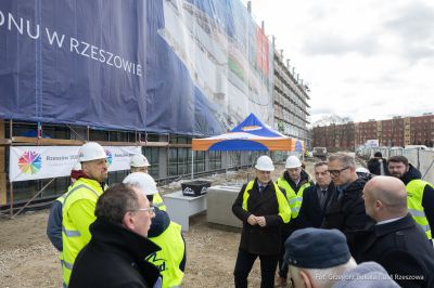 zdjęcie z uroczystego wmurowania symbolicznego kamienia węgielnego na terenie budowy Podkarpackiego Centrum Lekkiej Atletyki w Rzeszowie, fot. Grzegorz Bukała, Urząd Miasta Rzeszowa